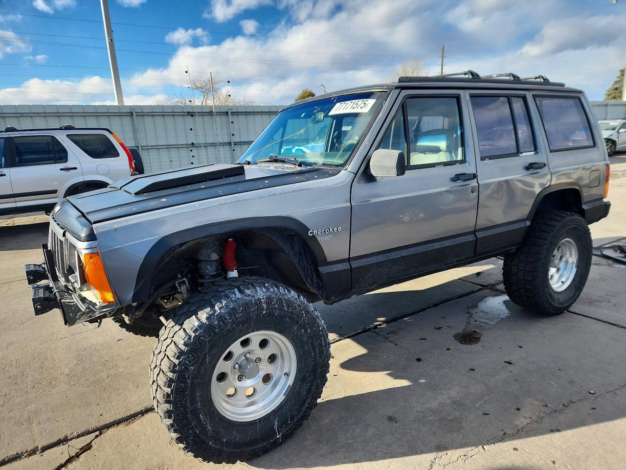 1993 Jeep Cherokee Sport, VIN 1J4FJ68SXPL611639 — Front end