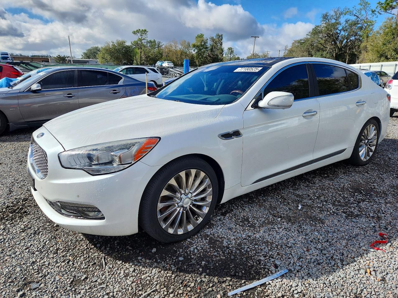 2017 Kia K900 Luxury, VIN KNALW4D42H6036293 — Front end