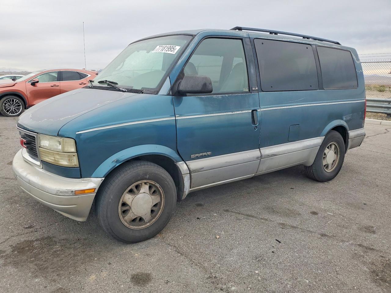 1997 GMC Safari, VIN 1GKDM19W7VB534051 — Front end