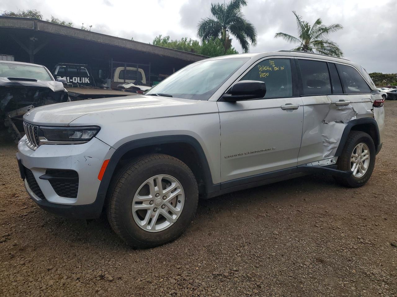 2023 Jeep Grand Cherokee Laredo, VIN 1C4RJHAG6PC619256 — Бок