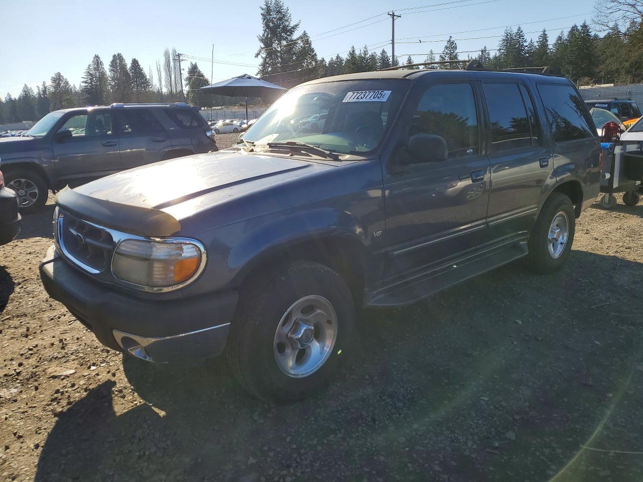 2001 Ford Explorer XLT, VIN 1FMZU83P11ZA77116 — Side