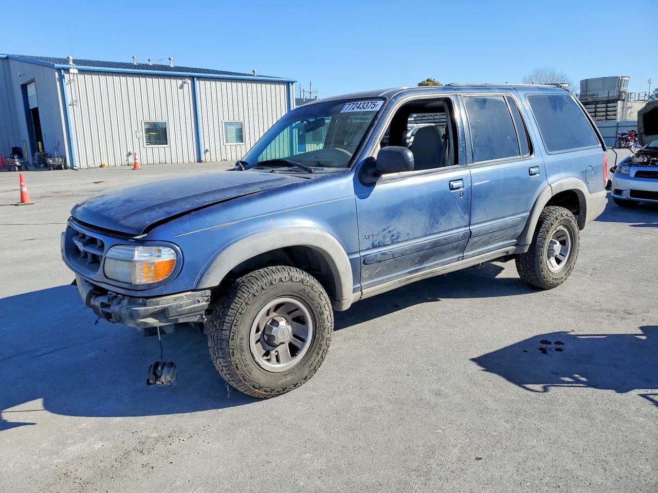 2000 Ford Explorer XLS, VIN 1FMZU62X2YZB76057 — Front end