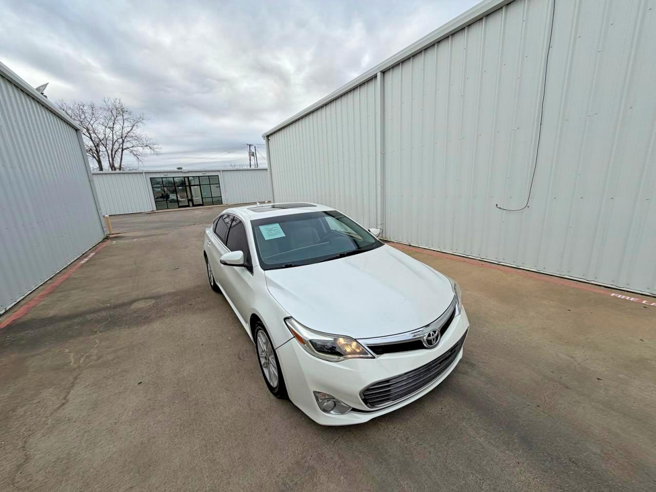 2015 Toyota Avalon XLE Touring SE, VIN 4T1BK1EB2FU180355 — Minor dents and scratches