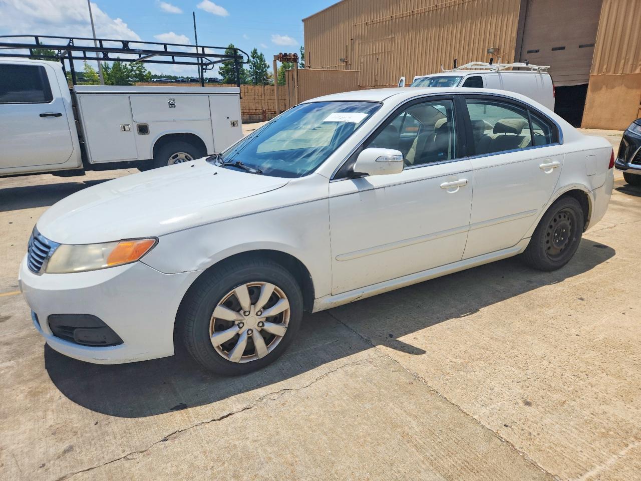 2010 Kia Optima LX, VIN KNAGG4A83A5383018 — Бок