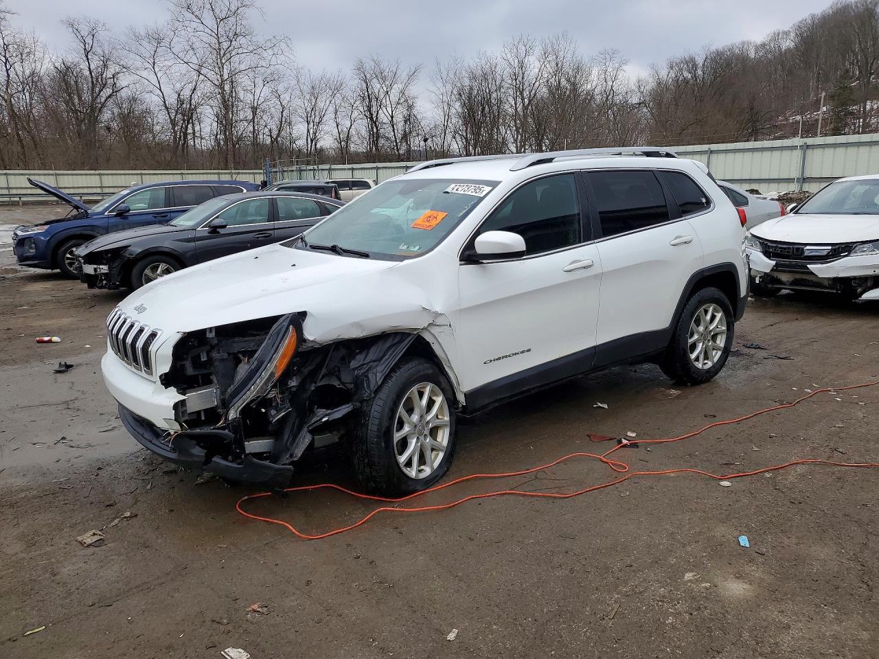 2015 Jeep Cherokee Latitude, VIN 1C4PJMCB7FW680825 — Перед