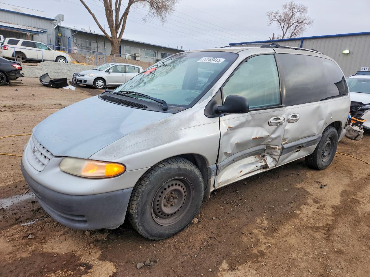 2000 Chrysler Voyager SE, VIN 2C4GJ45G9YR796645 — Бок