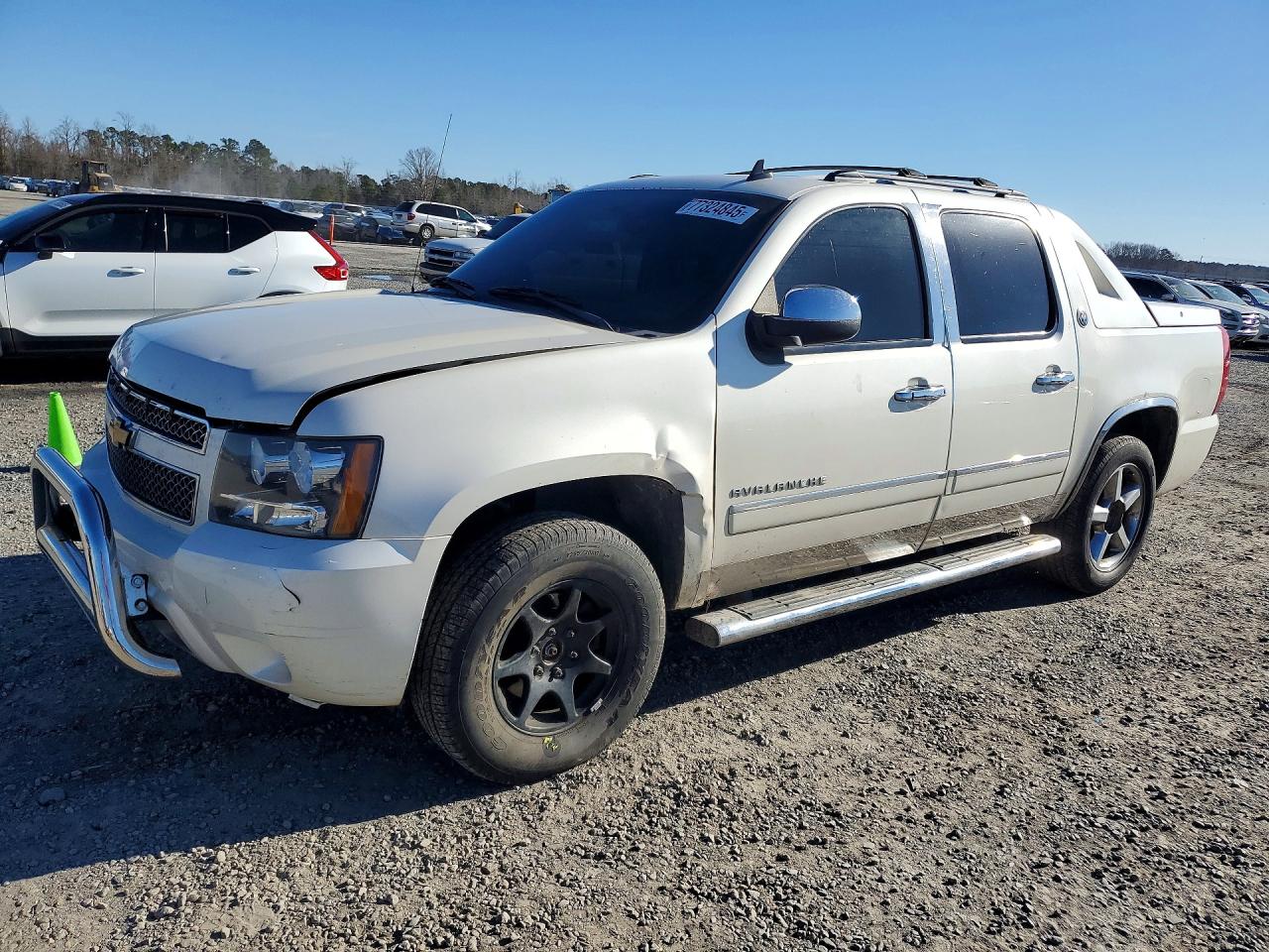 2013 Chevrolet Avalanche LTZ, VIN 3GNTKGE7XDG340691 — Front end