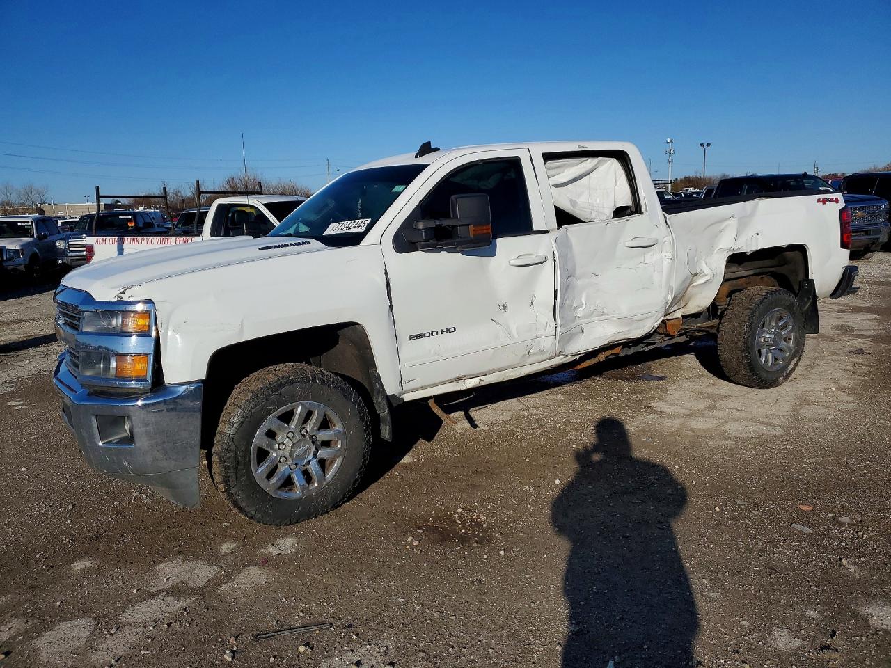 2016 Chevrolet Silverado 2500HD LT, VIN 1GC1KVE84GF115427 — Бок