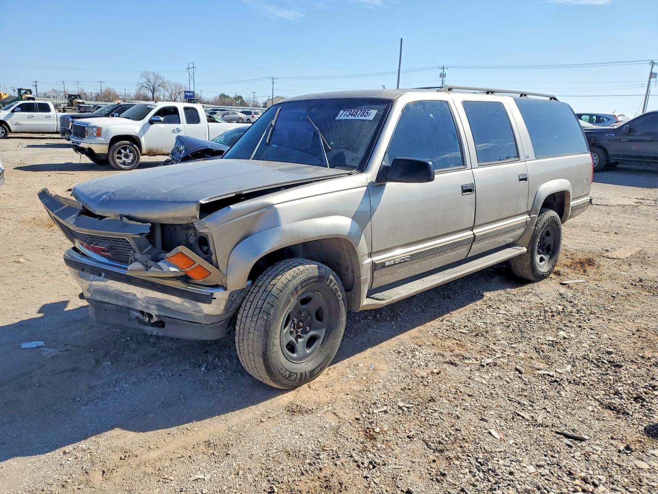 1998 GMC Suburban, VIN 3GKFK16RXWG511854 — Front end