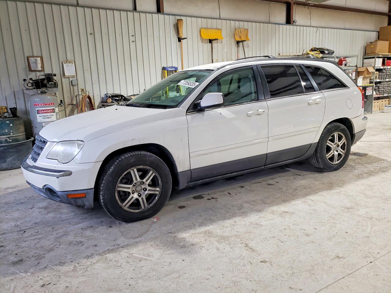 2007 Chrysler Pacifica Touring, VIN 2A8GM68X77R115744 — Front end