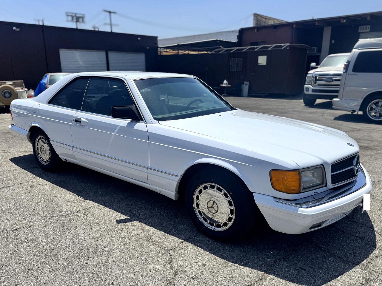 1990 Mercedes-Benz 560, VIN WDBCA45E1LA555252 — Front end
