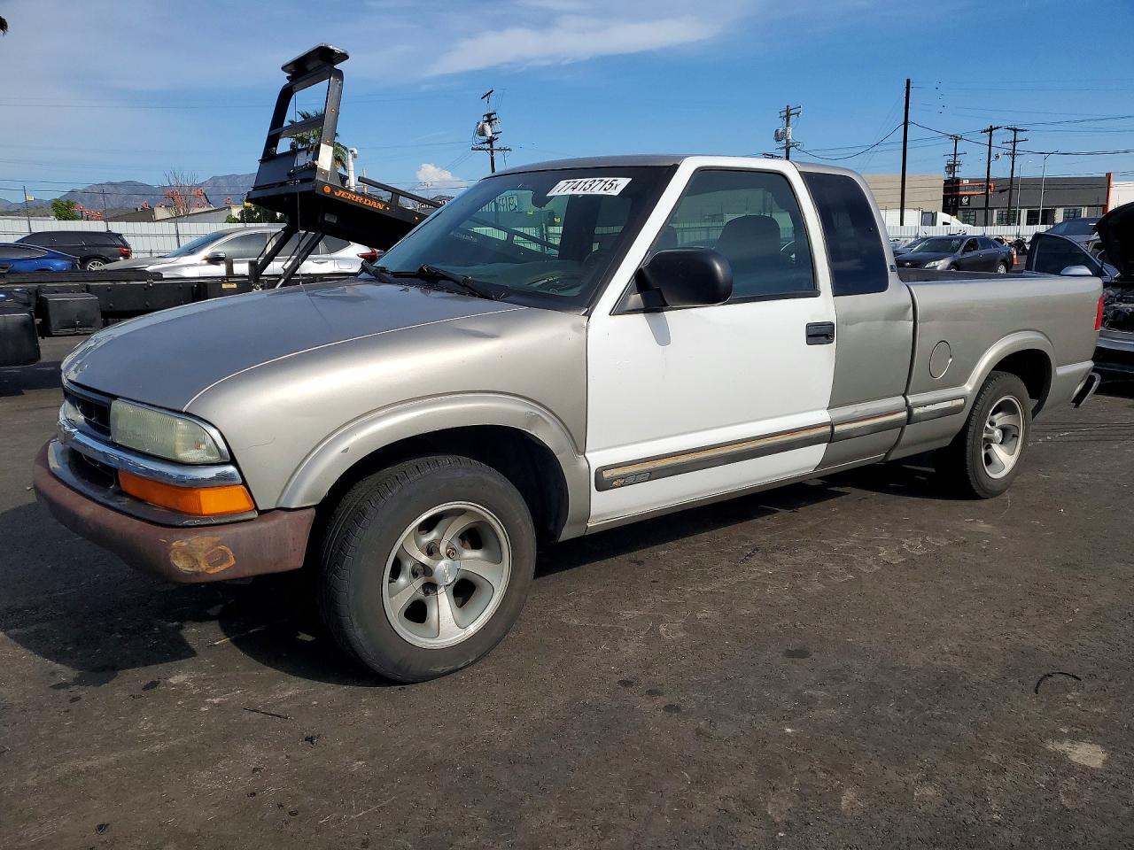 2003 Chevrolet S-10 LS, VIN 1GCCS19H838120799 — Front end