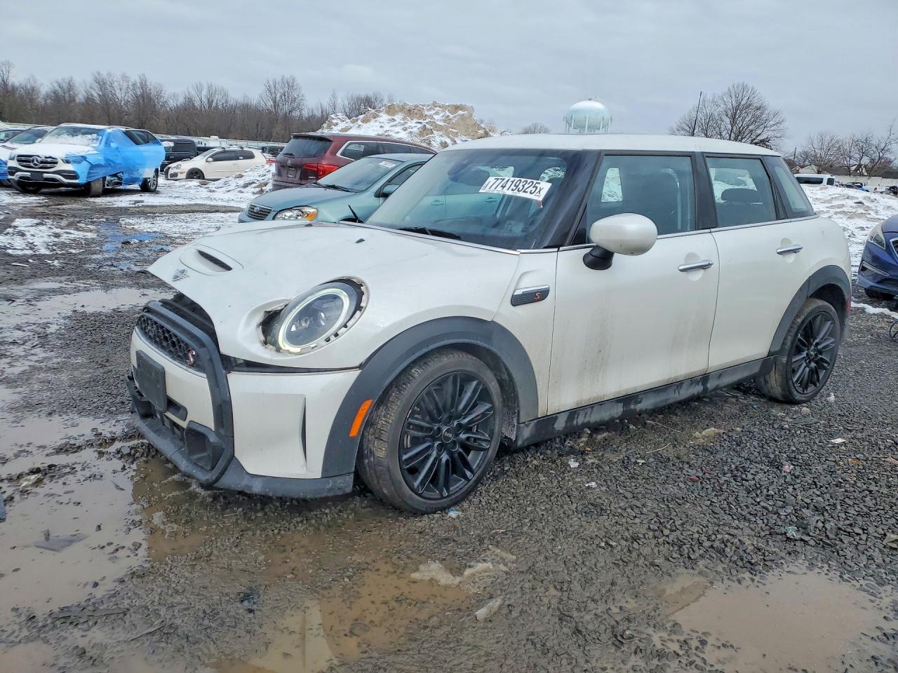 2023 MINI Hardtop 4 Door Cooper S, VIN WMW53DK04P2T89772 — Перед