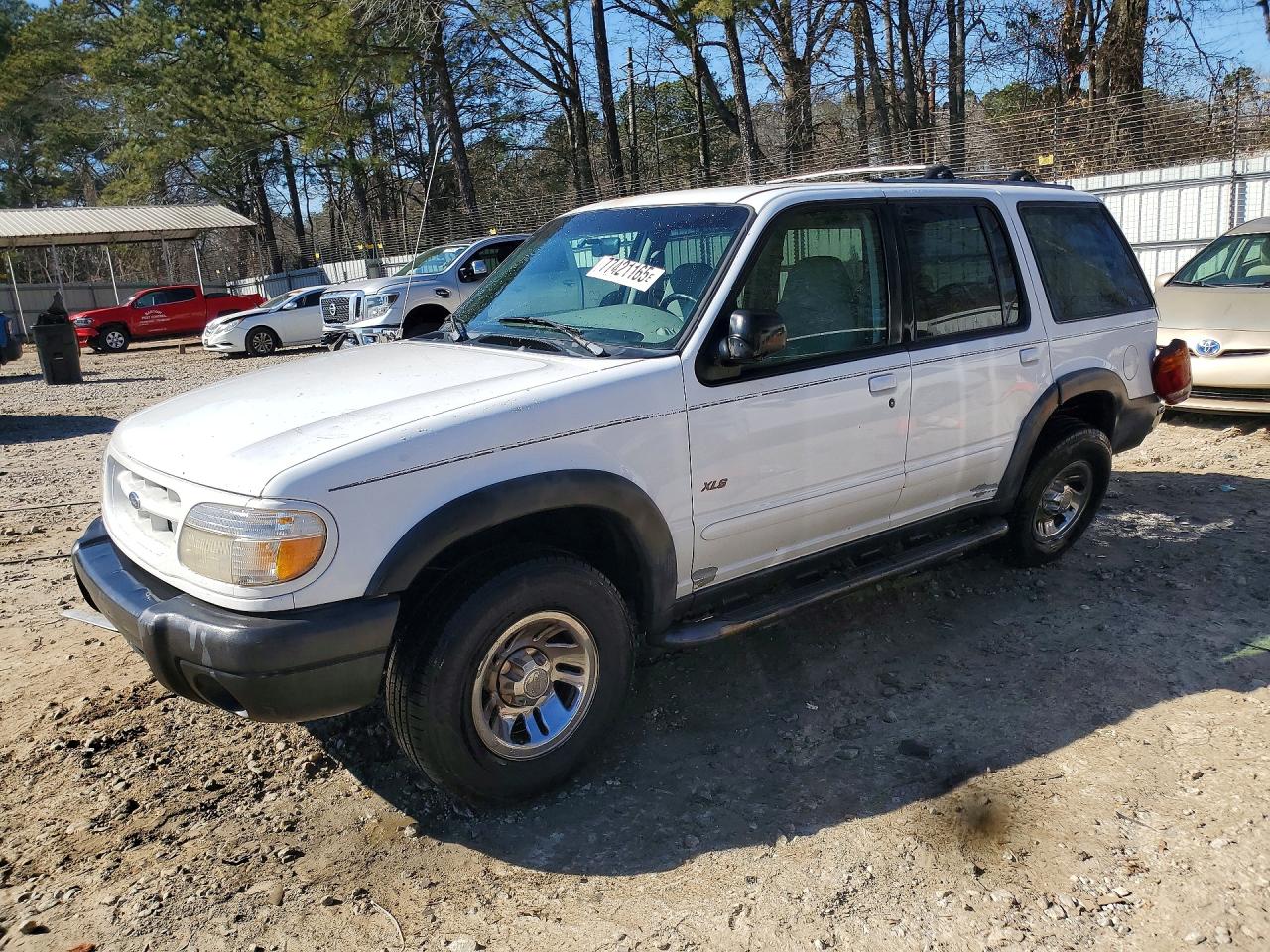 2000 Ford Explorer XLS, VIN 1FMZU62X4YZC56220 — Rear end