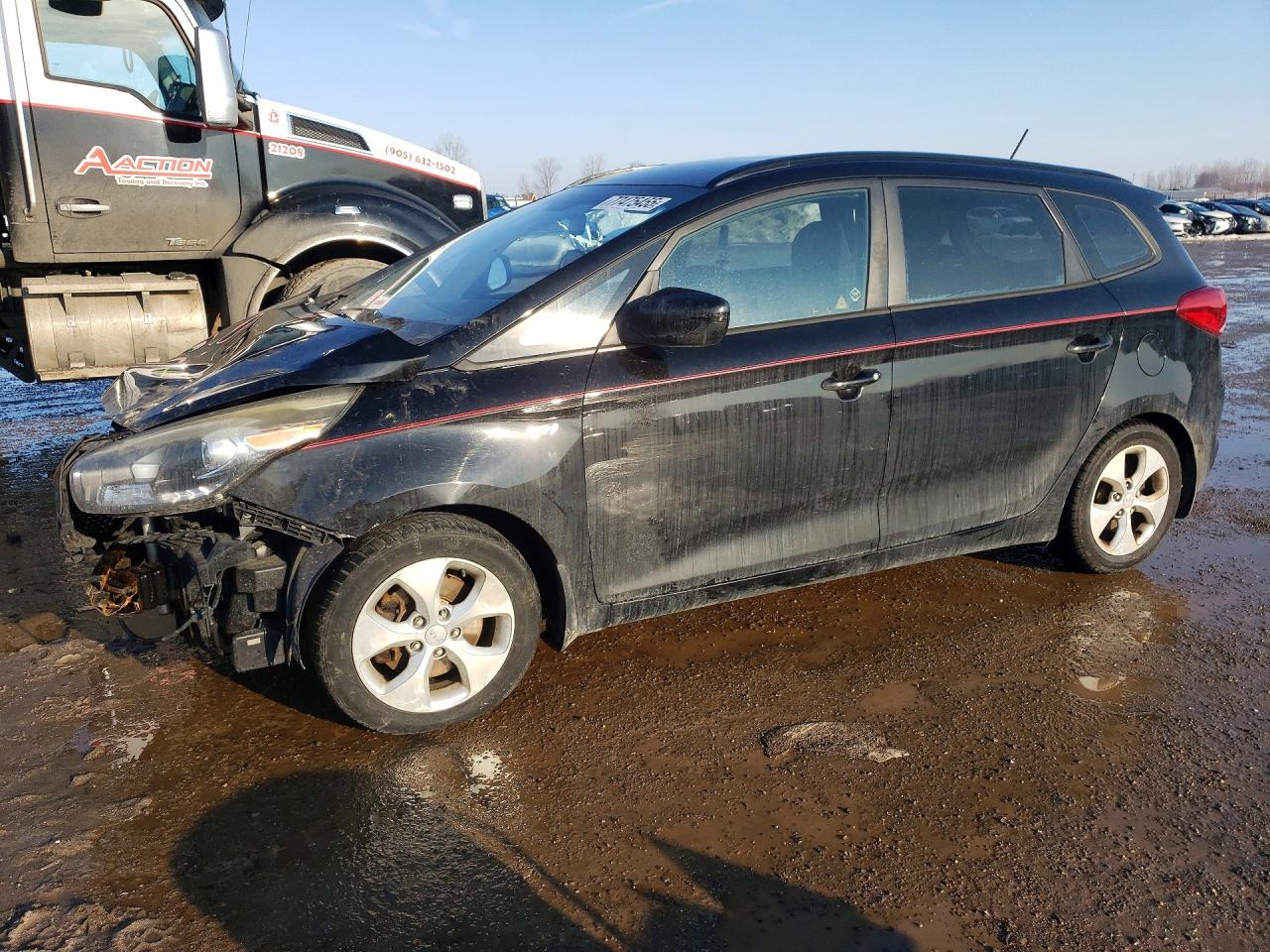 2015 Kia Rondo LX, VIN KNAHT8A34F7093779 — Front end