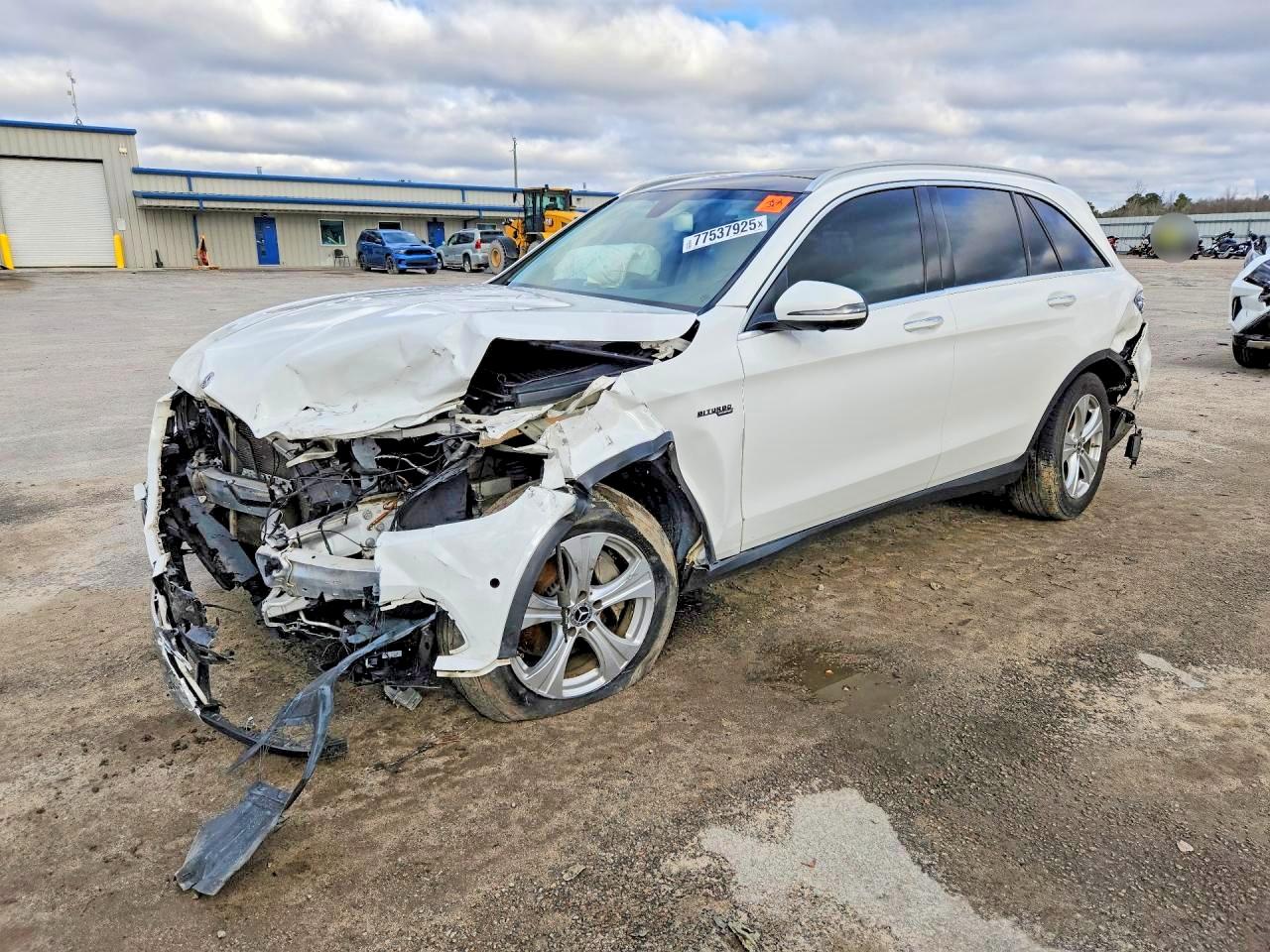 2018 Mercedes-Benz GLC 300, VIN WDC0G4KB0JV020670 — Front end