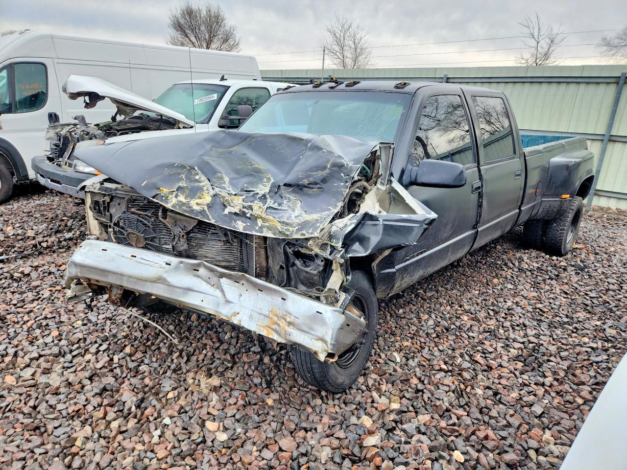 1998 Chevrolet Silverado 3500, VIN 1GCHC33J1WF015046 — Перед
