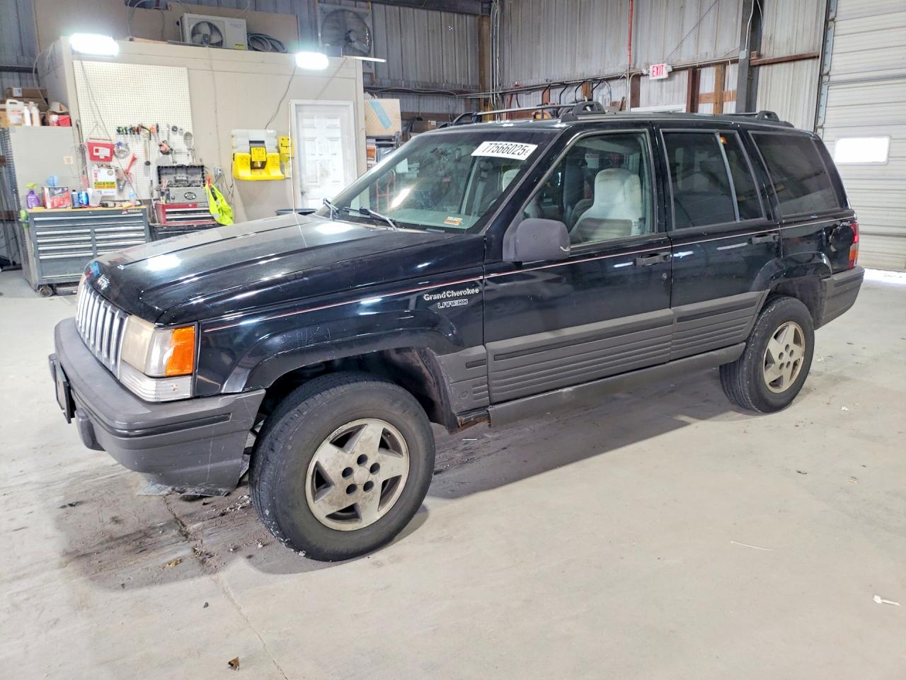 1995 Jeep Grand Cherokee Laredo, VIN 1J4GZ58S2SC672693 — Rear end