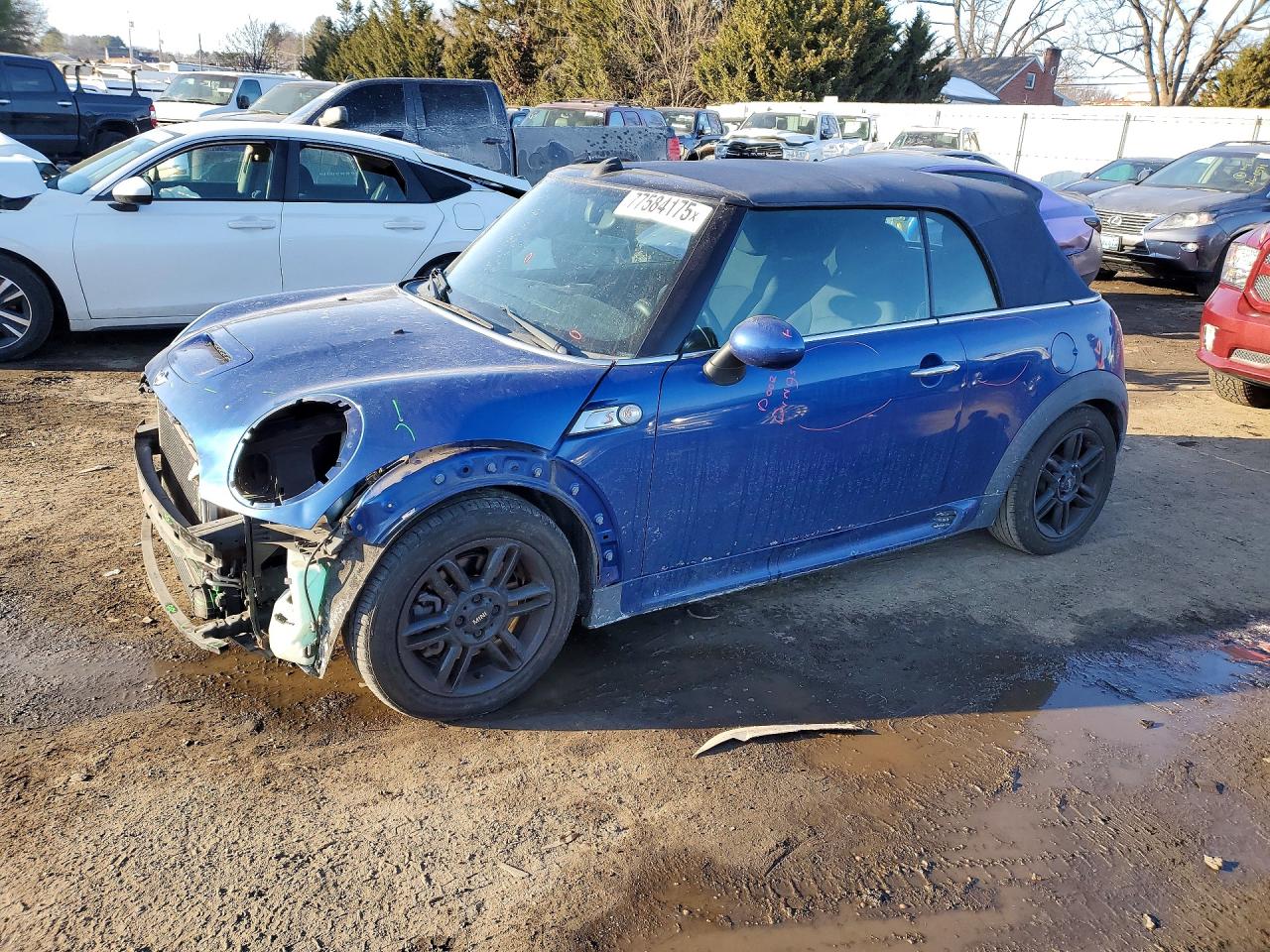 2012 MINI Convertible S, VIN WMWZP3C51CT550304 — Перед