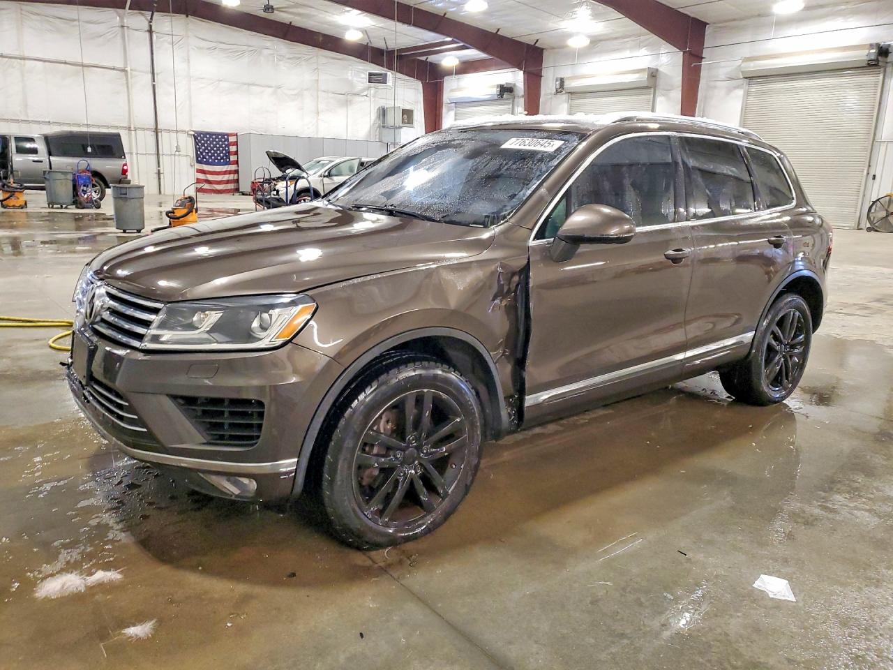 2015 Volkswagen Touareg Lux, VIN WVGEF9BP8FD006824 — Фото с аукциона