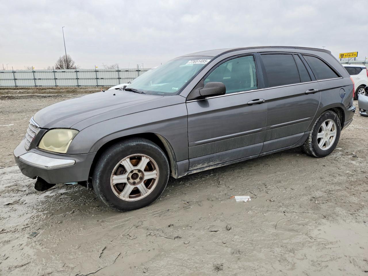 2004 Chrysler Pacifica, VIN 2C4GM68474R560025 — Rear end