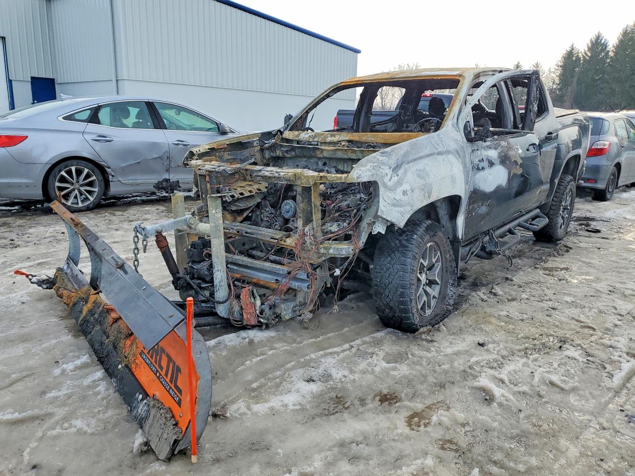 2022 GMC Canyon 4WD AT4, VIN 1GTG6FEN1N1181597 — Burn