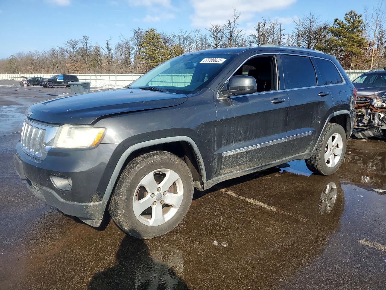2011 Jeep Grand Cherokee Laredo, VIN 1J4RR4GGXBC656189 — Minor dents and scratches