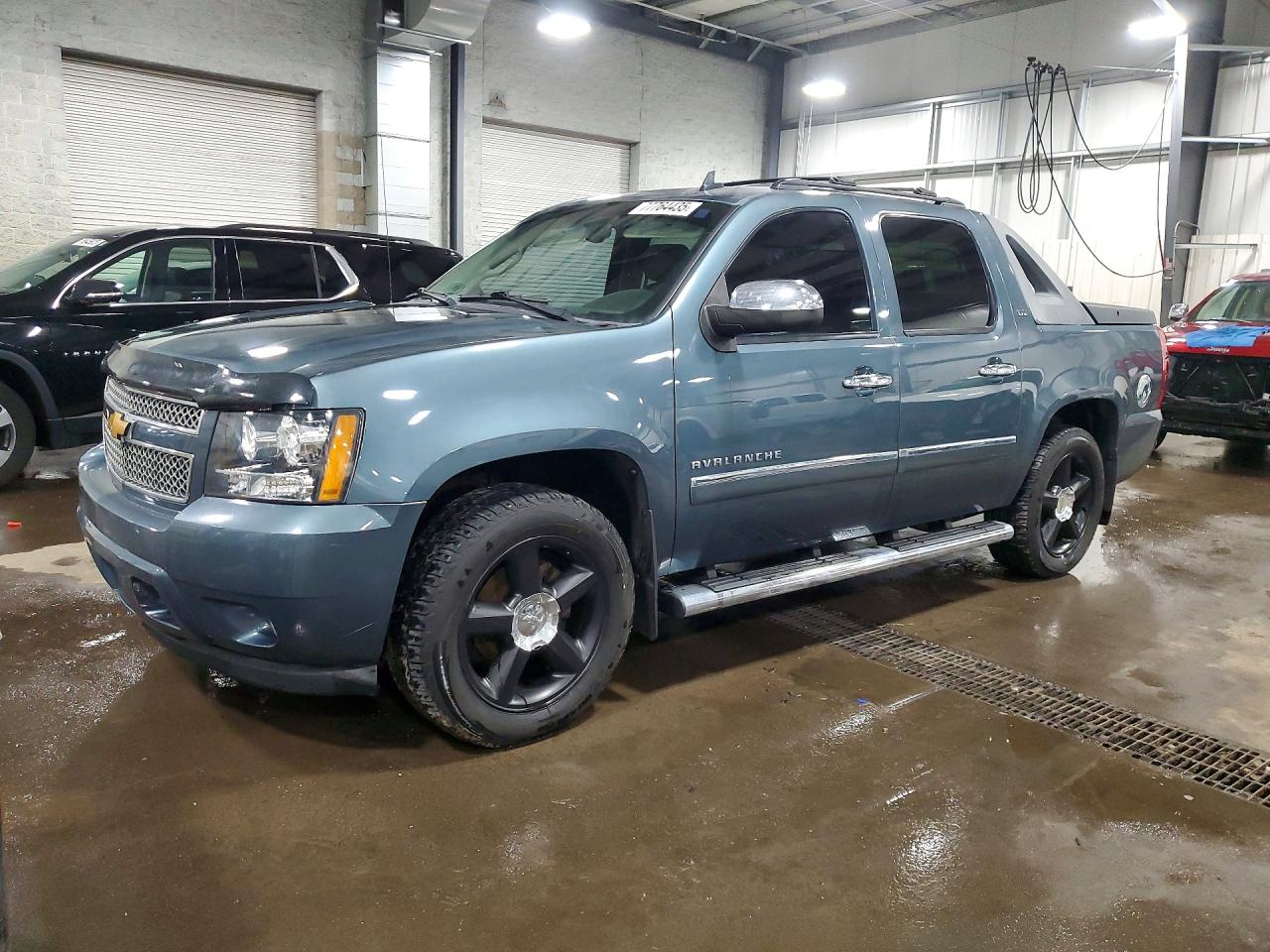 2012 Chevrolet Avalanche LTZ, VIN 3GNTKGE79CG181676 — Вандализм