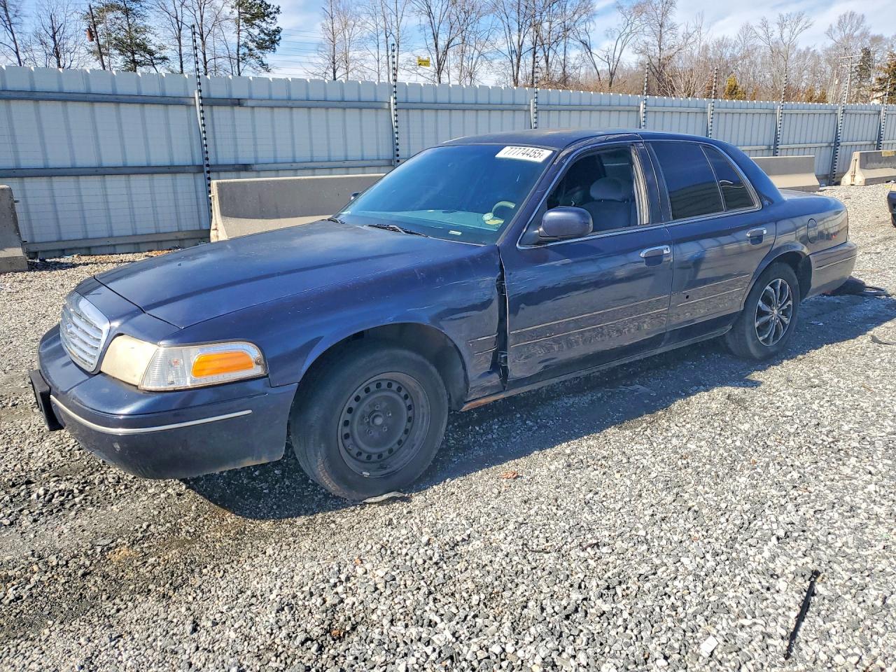 2001 Ford Crown Victoria Police Interceptor, VIN 2FAFP71W71X192236 — Side