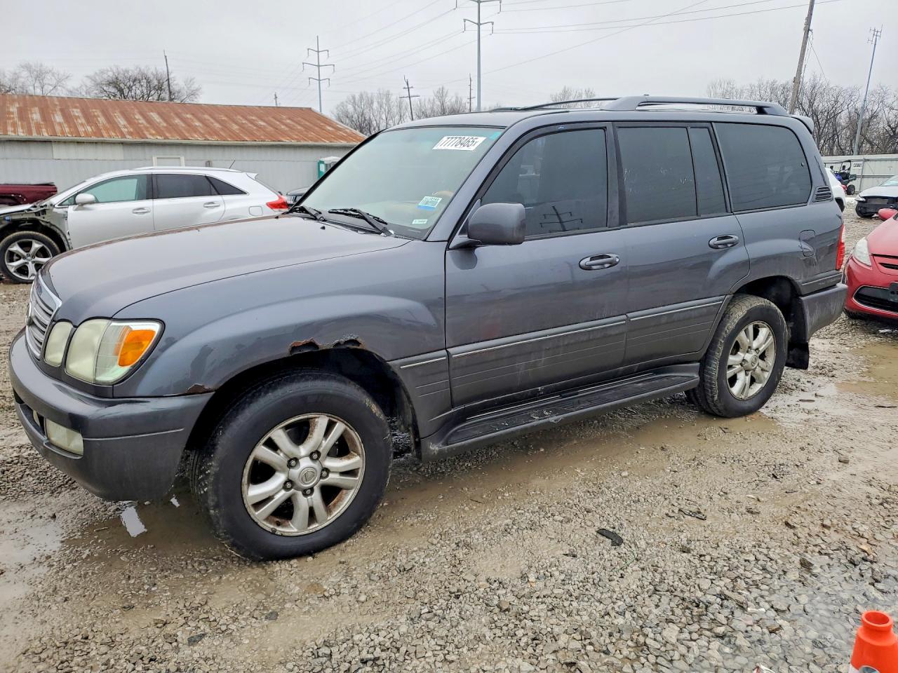 2004 Lexus LX 470, VIN JTJHT00W543537835 — Front end