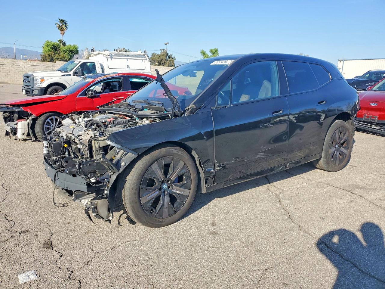 2024 BMW iX xDrive50, VIN WB523CF04RCN52035 — Перед