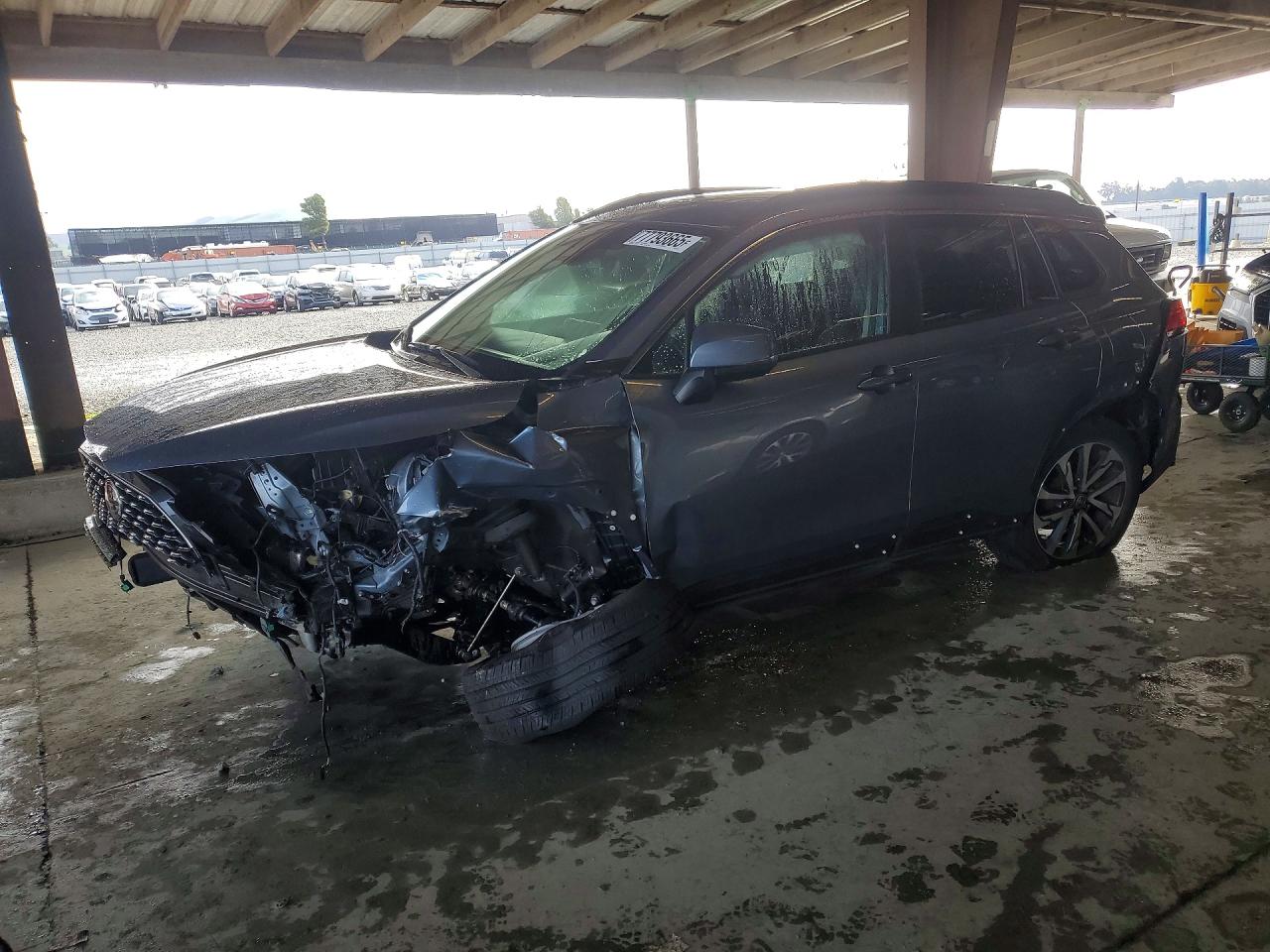 2022 Toyota Corolla Cross XLE, VIN 7MUDAAAG3NV030944 — Auction photo