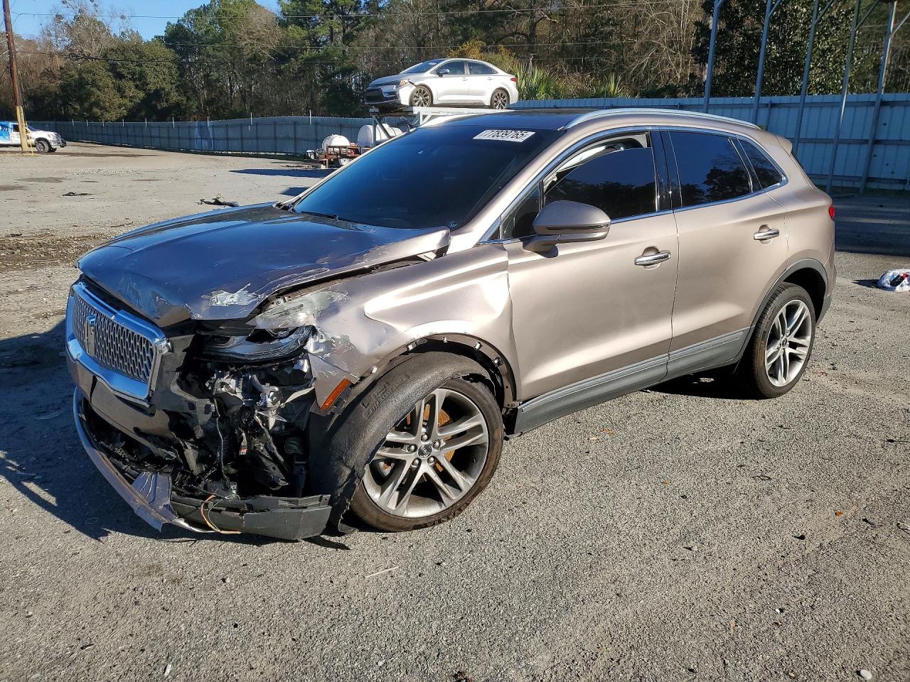 2019 Lincoln MKC Reserve, VIN 5LMCJ3D96KUL09240 — Front end