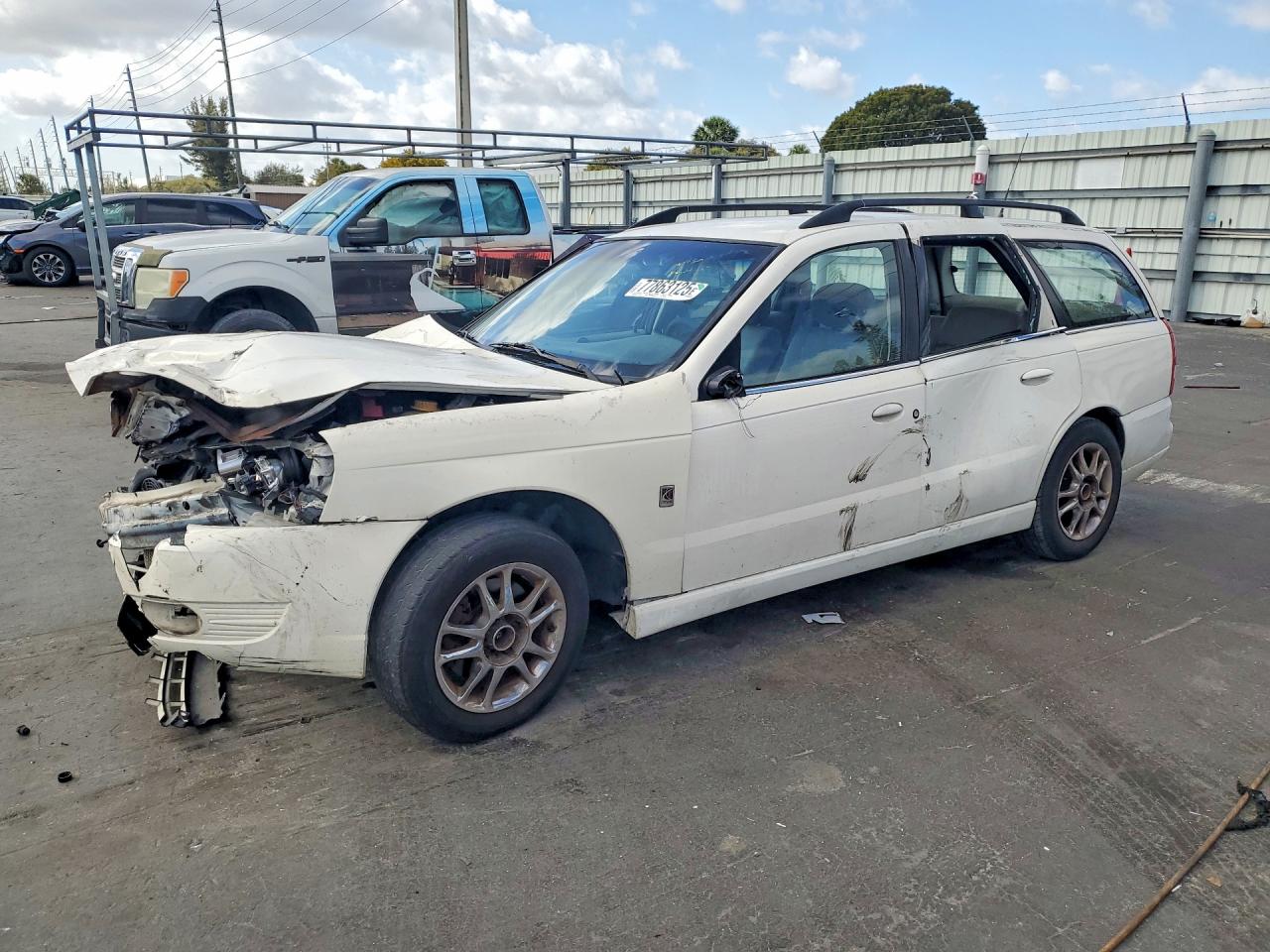 2004 Saturn LW, VIN 1G8JC84F94Y519932 — Front end