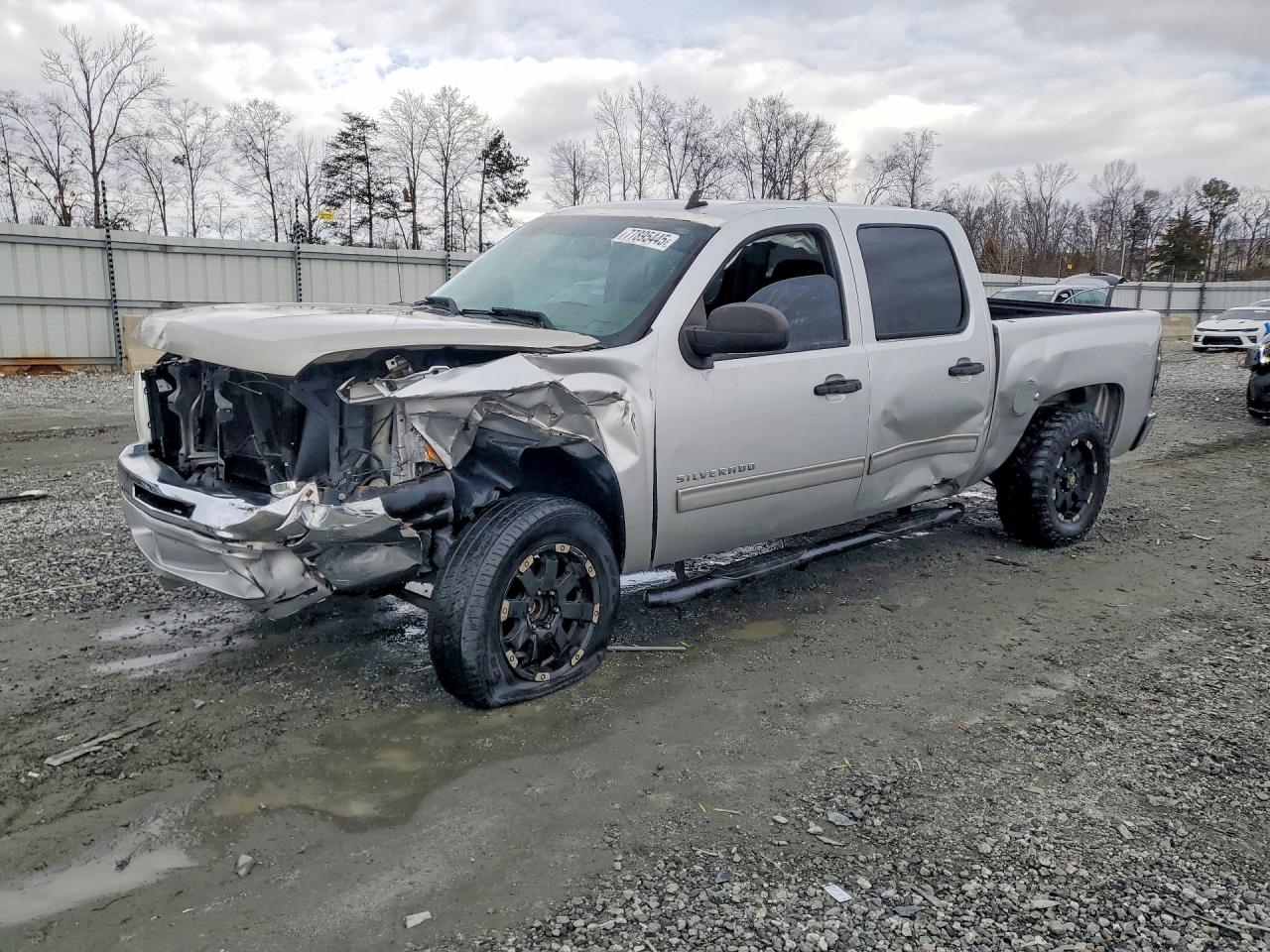 2013 Chevrolet Silverado 1500 LT, VIN 3GCPCSEA0DG113306 — Front end