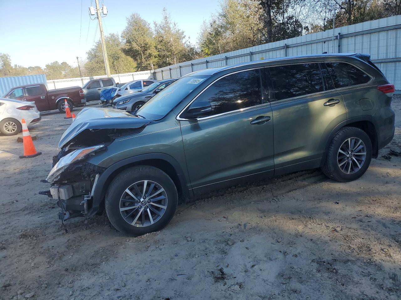 2018 Toyota Highlander XLE, VIN 5TDJZRFH1JS826057 — Front end