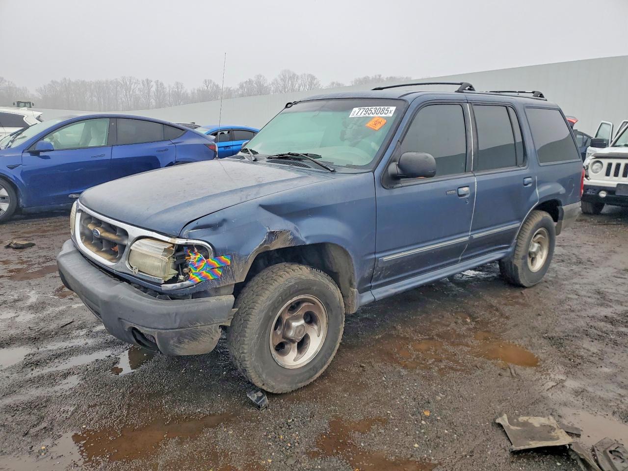 2000 Ford Explorer XLT, VIN 1FMZU73X1YUB76570 — Front end