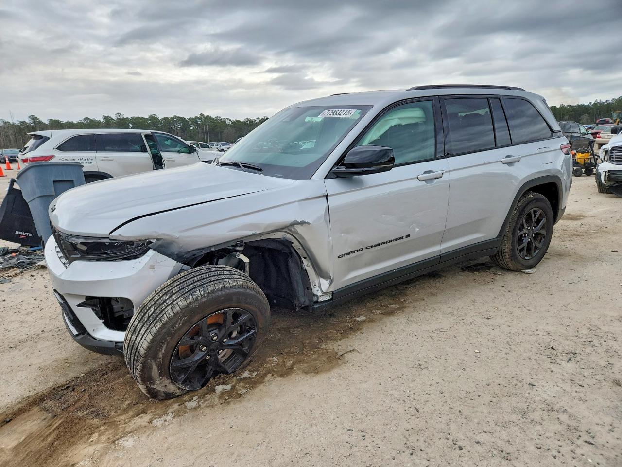 2025 Jeep Grand Cherokee Altitude, VIN 1C4RJGAG4SC295419 — Front end