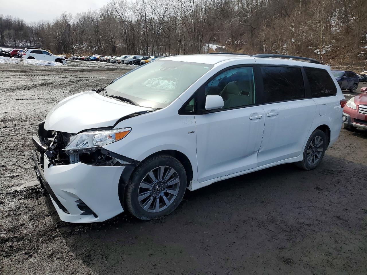 2020 Toyota Sienna LE, VIN 5TDJZ3DC0LS244880 — Front end