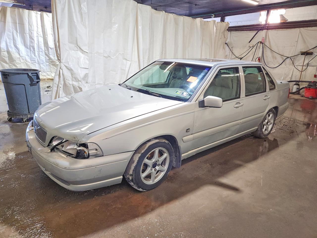 2000 Volvo S70, VIN YV1LS61J3Y2641879 — Перед