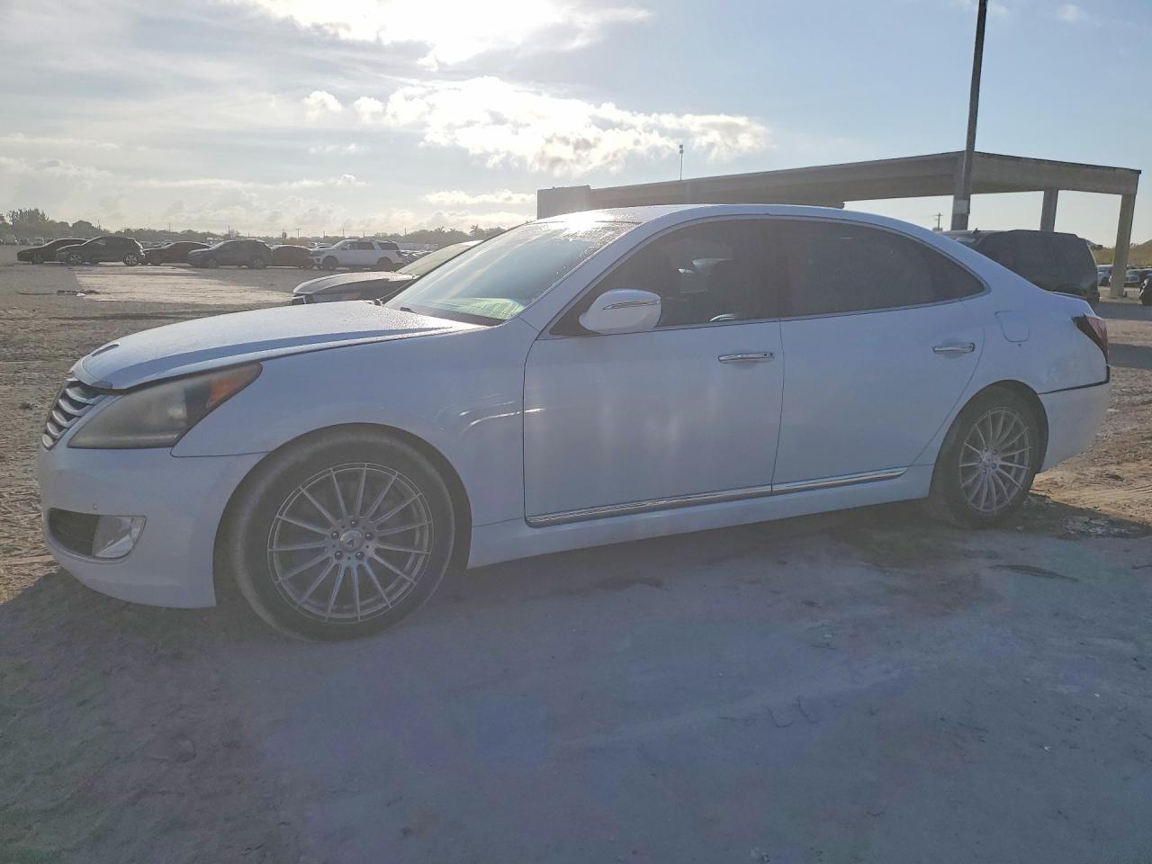 2015 Hyundai Equus Signature, VIN KMHGH4JH8FU095648 — Rear end