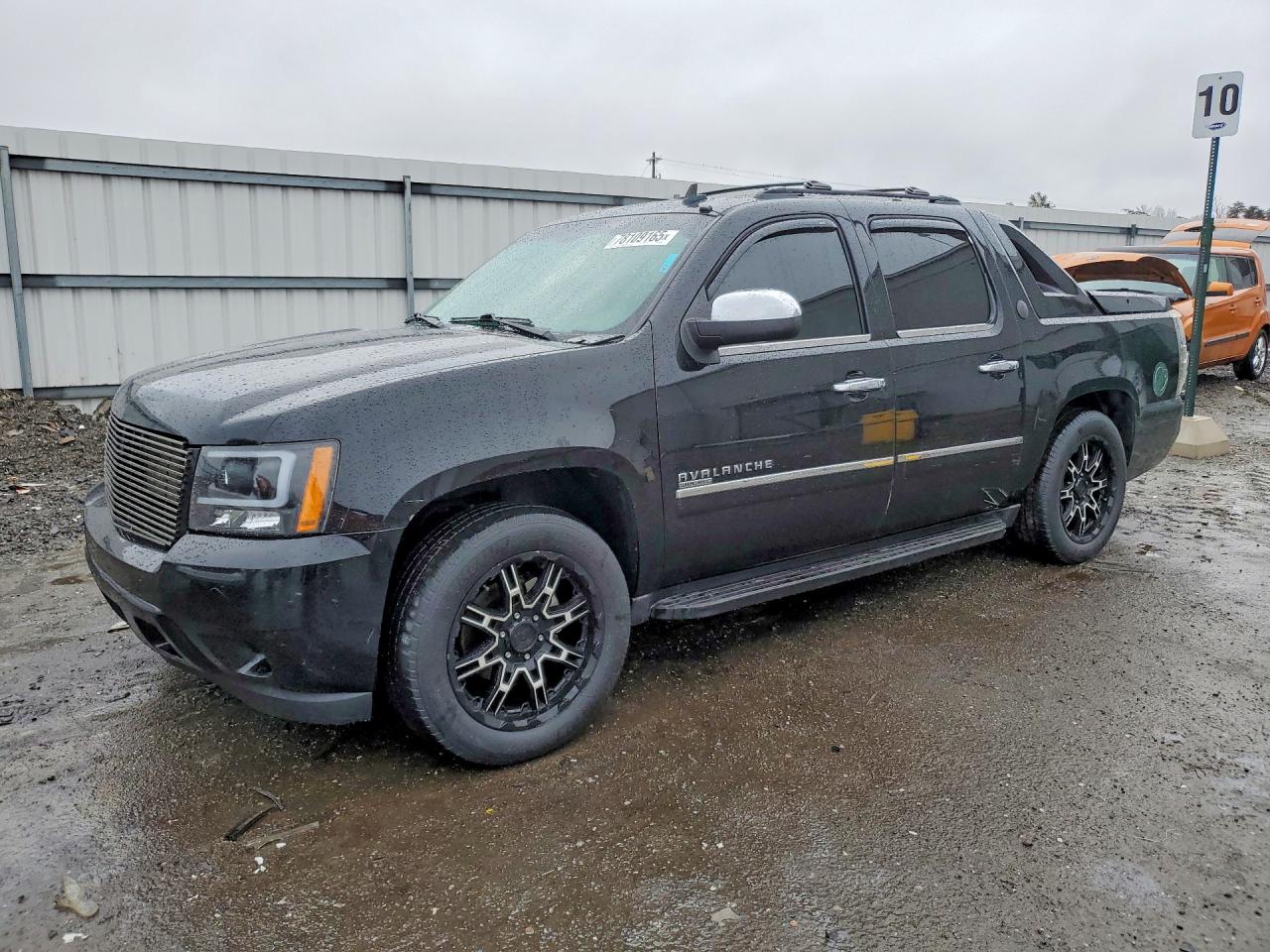 2013 Chevrolet Avalanche LTZ, VIN 3GNTKGE74DG238206 — Front end