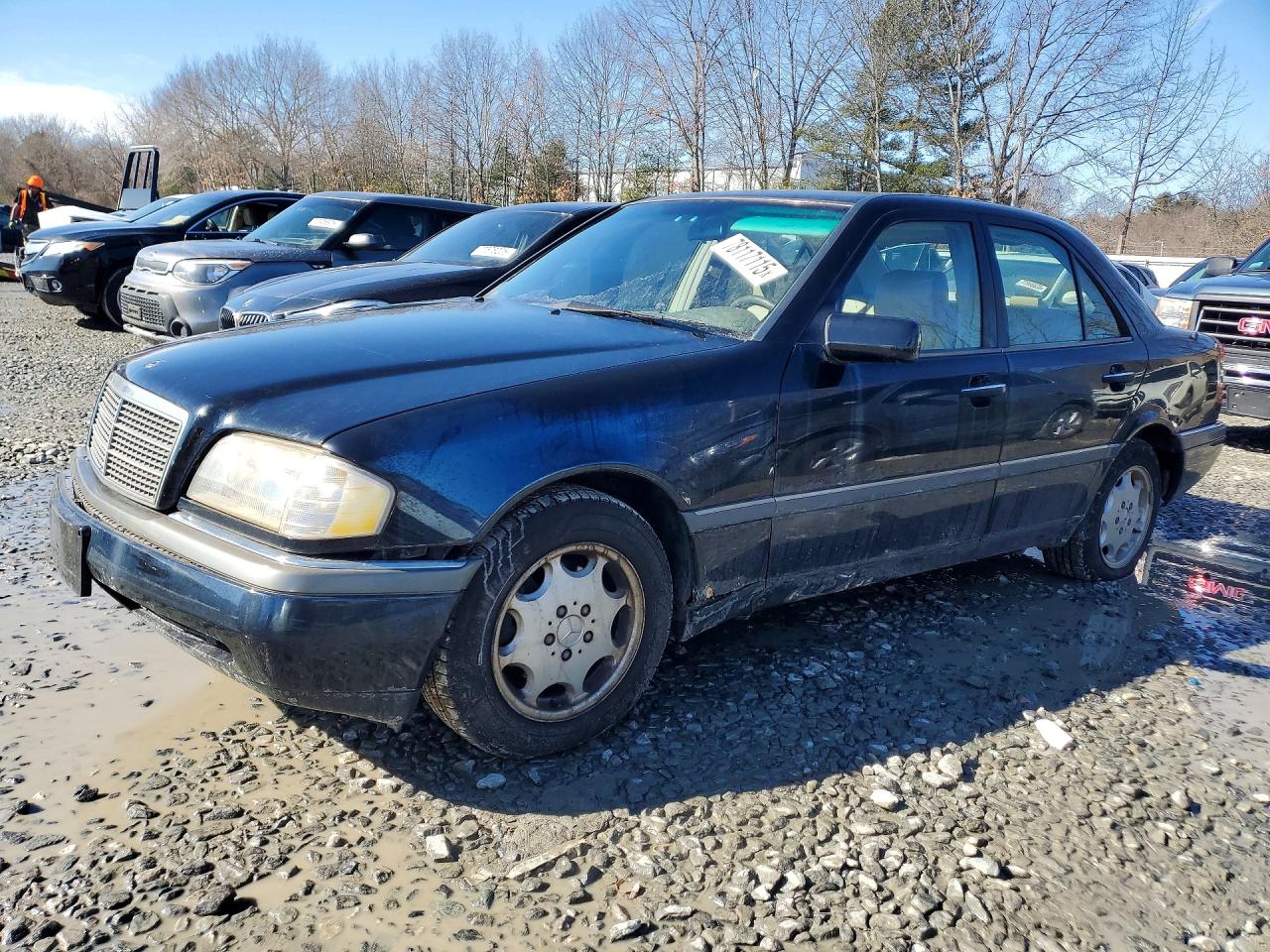 1994 Mercedes-Benz 200 220, VIN WDBHA22E3RF067415 — Front end