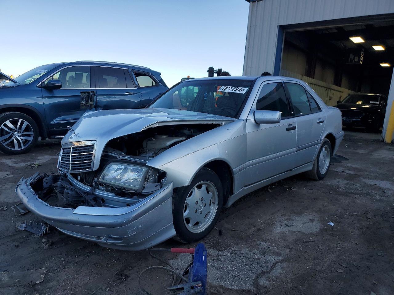 1998 Mercedes-Benz C 230/260/280/320, VIN WDBHA23G6WA595992 — Front end