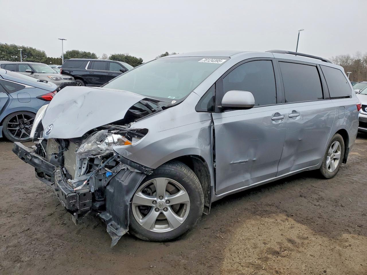 2015 Toyota Sienna LE, VIN 5TDKK3DC4FS596812 — Front end