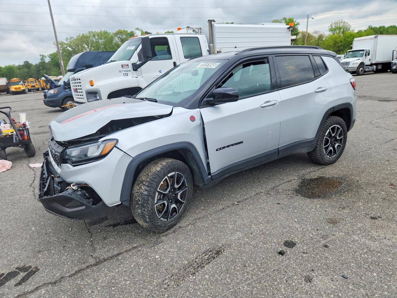 2025 Jeep Compass Trailhawk, VIN 3C4NJDDN2ST524661 — Front end