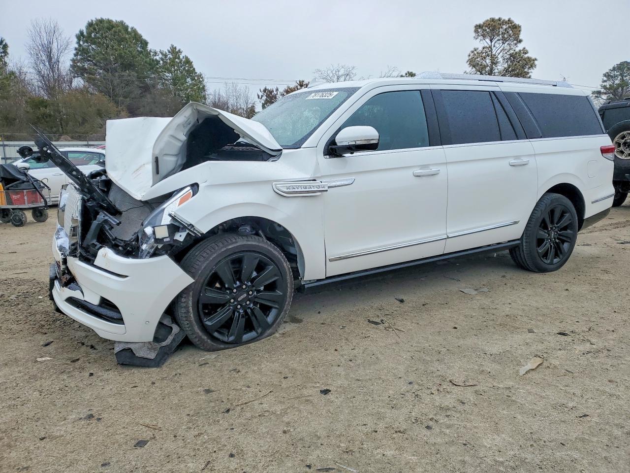 2022 Lincoln Navigator Reserve, VIN 5LMJJ3LT0NEL10869 — Front end
