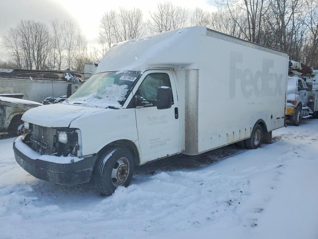 2015 GMC Savana Commercial, VIN 1GD374CG3F1226668 — Front end