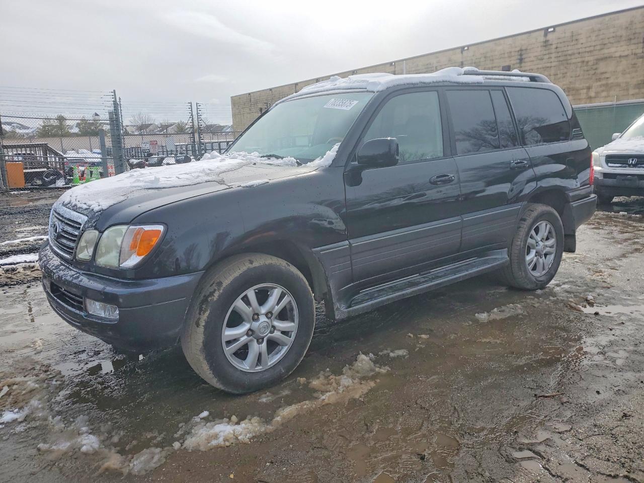 2004 Lexus LX 470, VIN JTJHT00W443539589 — Front end