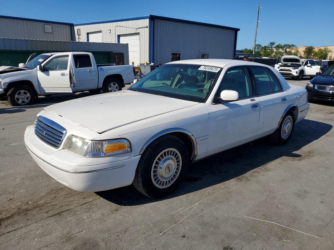 1999 Ford Crown Victoria, VIN 2FAFP73W9XX149815 — Front end